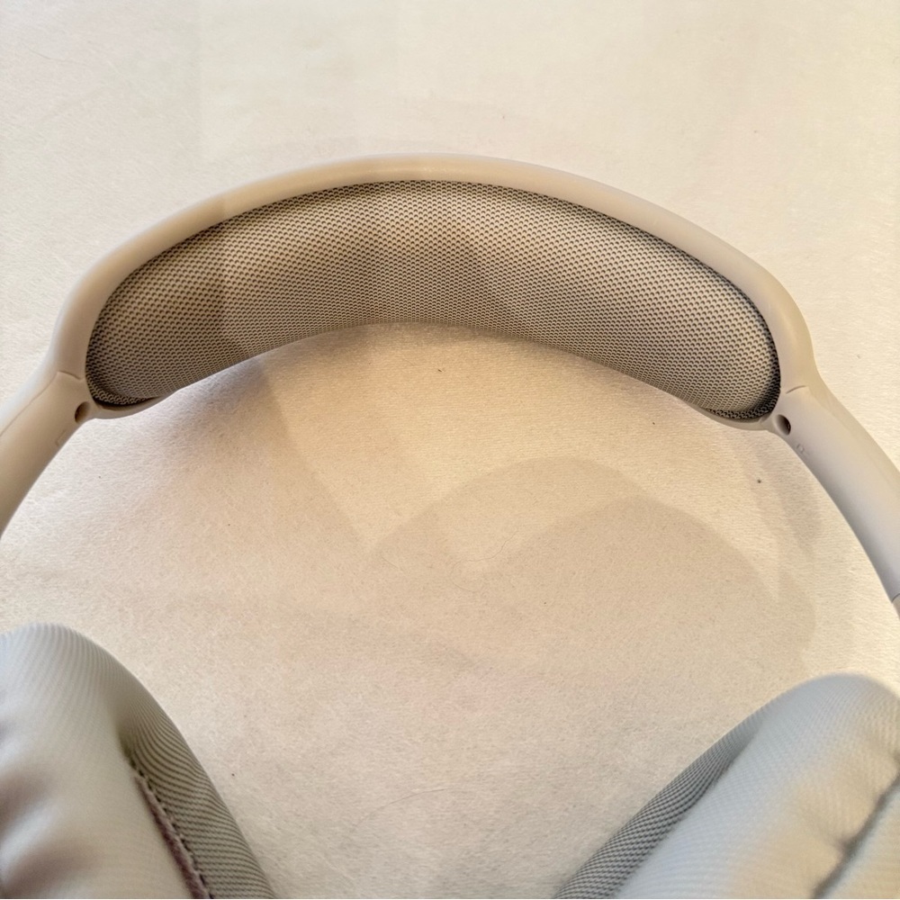 New without tags never used Sleek Over-Ear Headphones in Silver and White - Picture 4 of 9